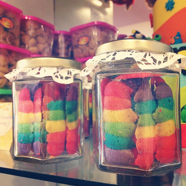 Pretty & taste delicious! Rainbow cookies in a mini glass jar by @ChocoLov3 @ Nenen